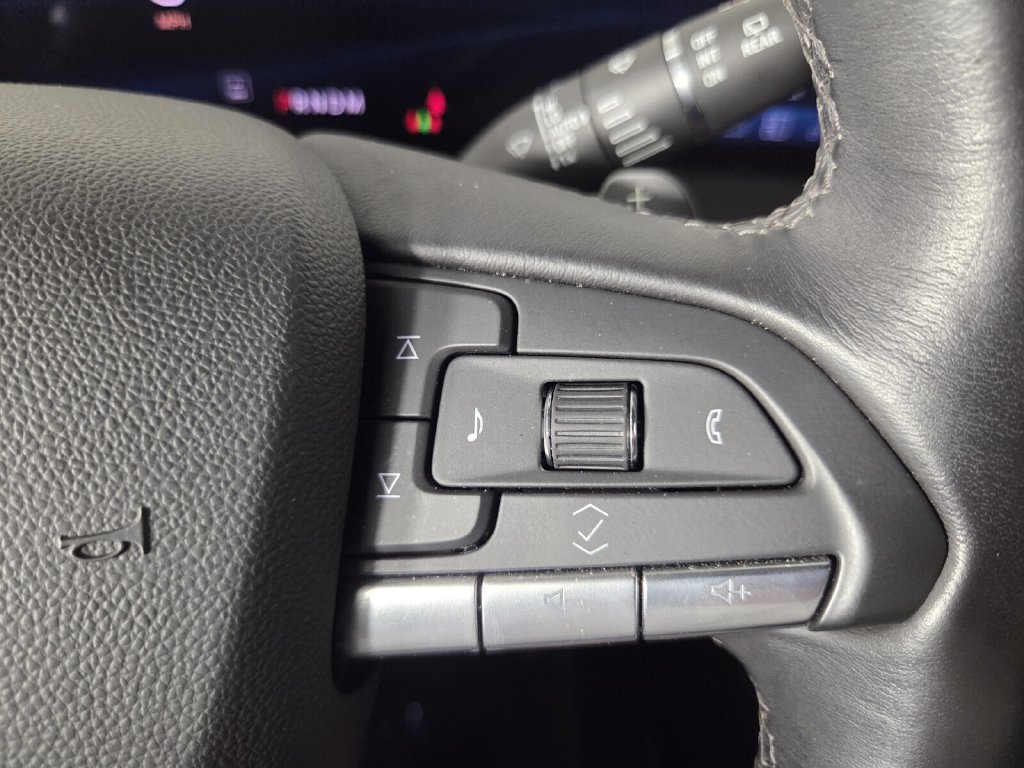 Used 2025 Cadillac XT4 Premium Luxury FWD image 16