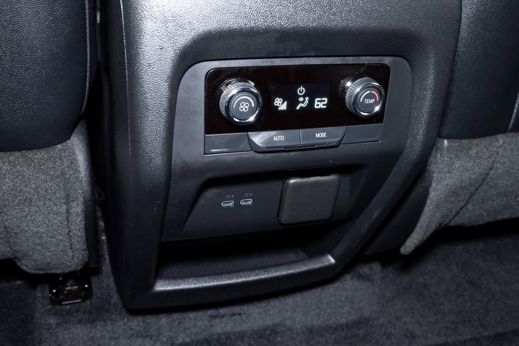 Used 2024 Chevrolet Traverse LT FWD image 24