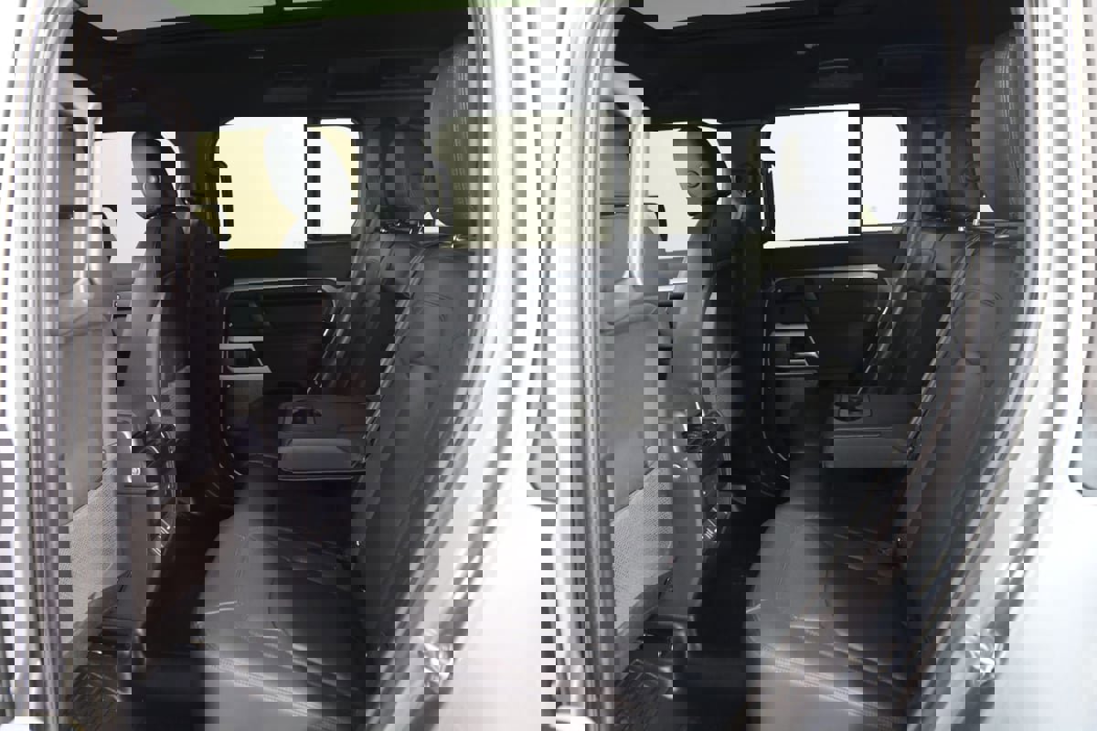 Used 2023 Land Rover Defender 110 SE image 58