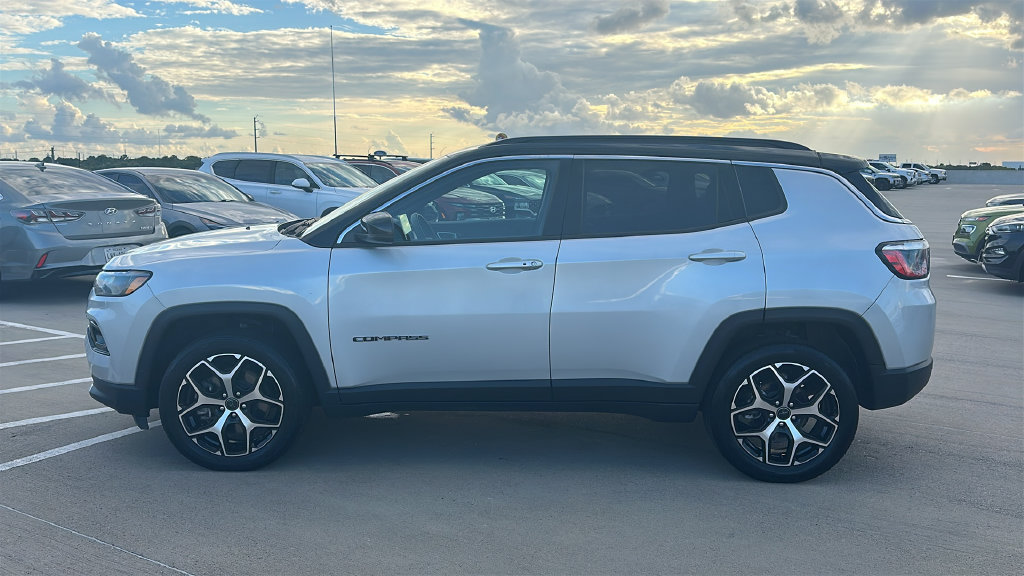 Used 2025 Jeep Compass Limited AWD/4WD image 9