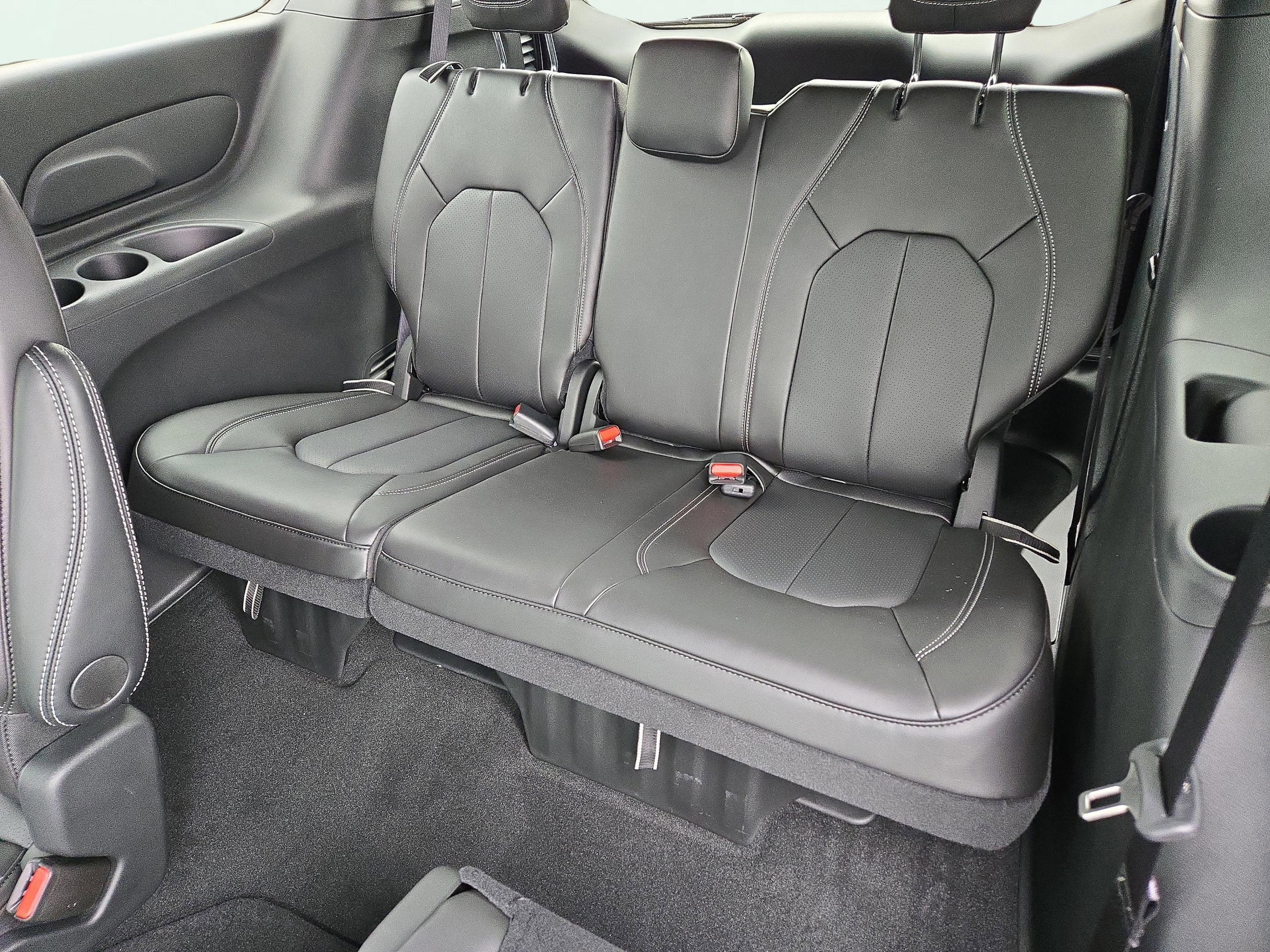 New 2026 Chrysler Pacifica Select image 16