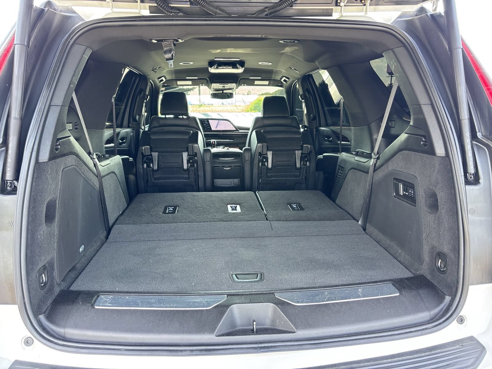 Used 2022 Cadillac Escalade Luxury AWD/4WD image 25