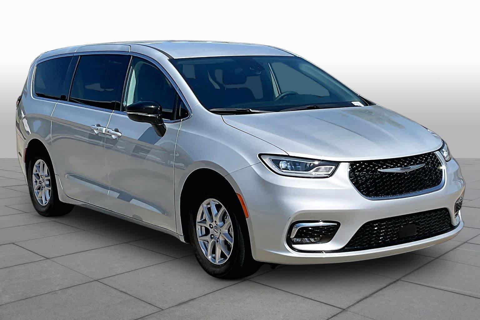 Used 2024 Chrysler Pacifica Touring-L FWD image 3