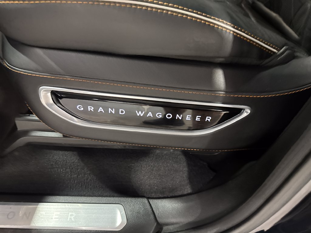 Used 2022 Jeep Grand Wagoneer Series III AWD/4WD image 18