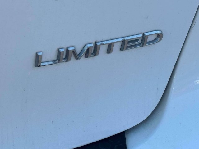 Used 2018 Chrysler Pacifica Limited w/ Advanced Safetytec Group FWD image 32