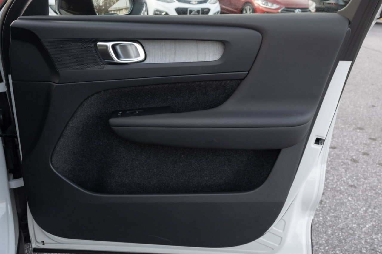 Used 2023 Volvo XC40 B5 Plus image 32