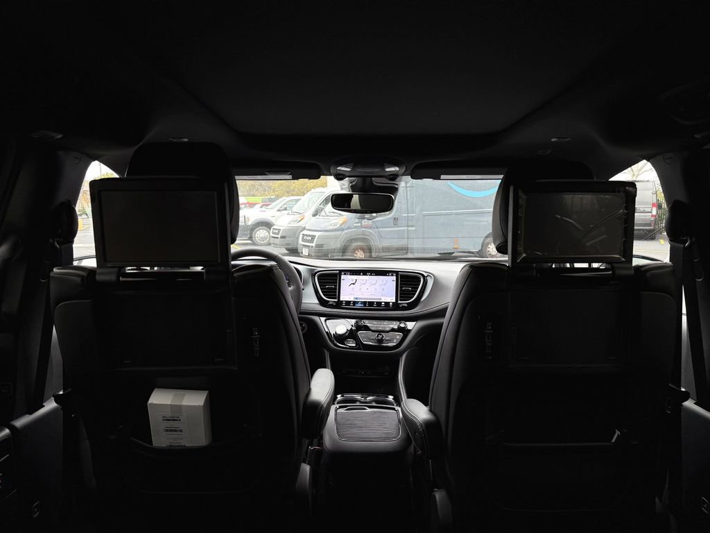 New 2026 Chrysler Pacifica Limited w/ Uconnect Theater Family Group image 36