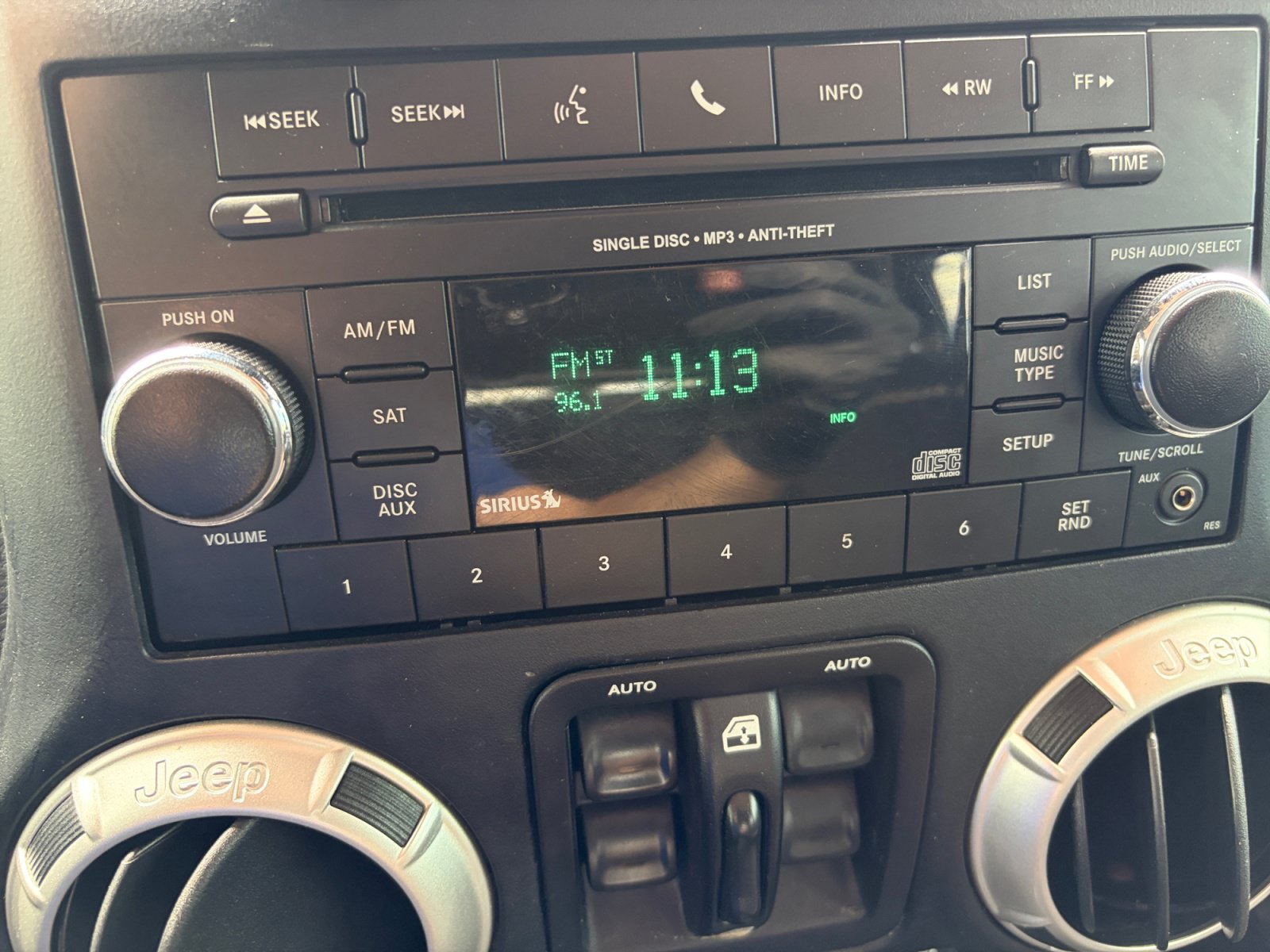 Used 2018 Jeep Wrangler Unlimited Sahara w/ Connectivity Group AWD/4WD image 27