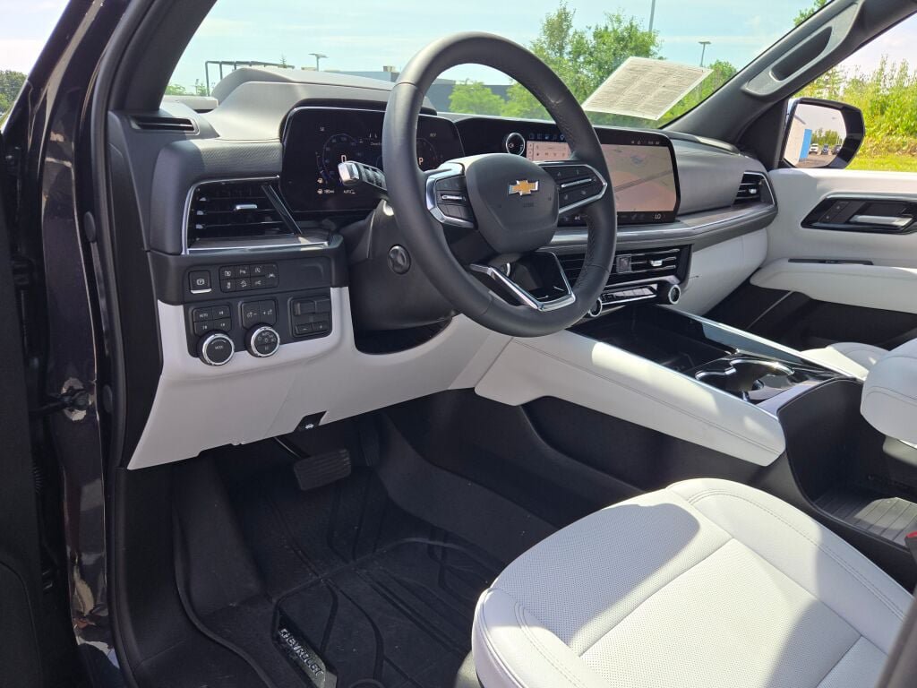 Used 2026 Chevrolet Suburban Premier AWD/4WD image 26