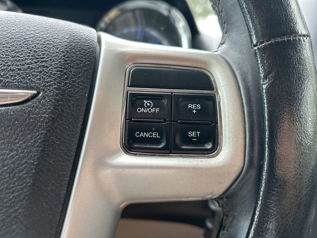 Used 2014 Chrysler Town & Country Touring image 26