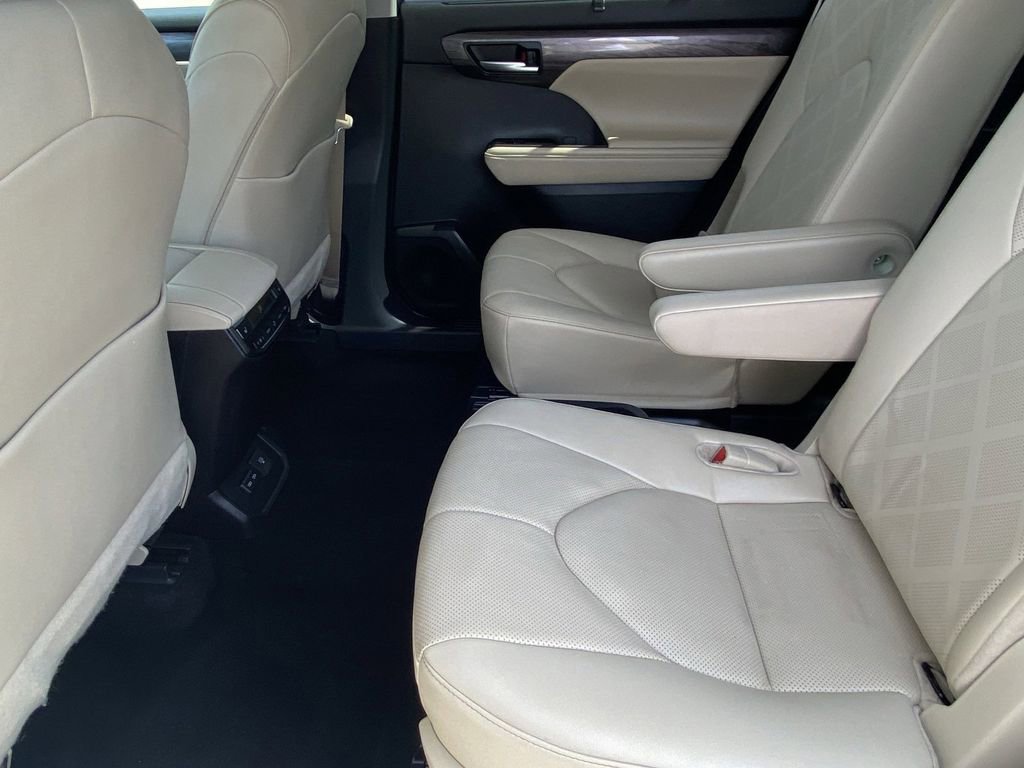 Used 2024 Toyota Highlander Platinum image 20