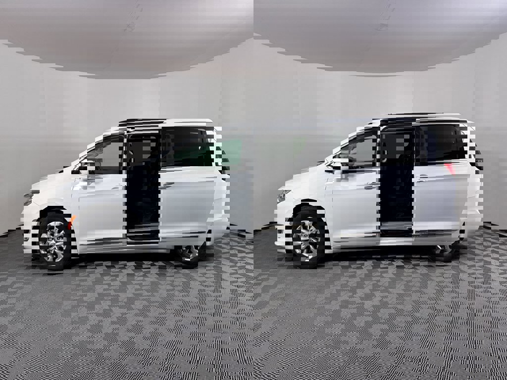 Used 2017 Chrysler Pacifica Touring-L image 3