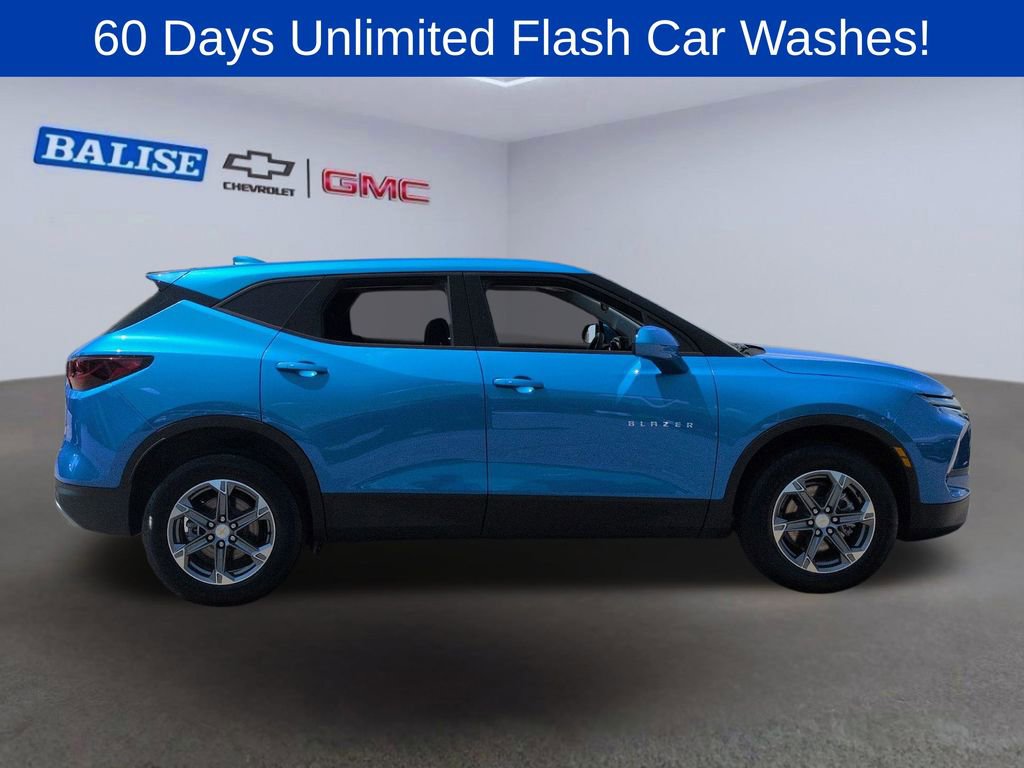 Used 2025 Chevrolet Blazer LT AWD/4WD image 2