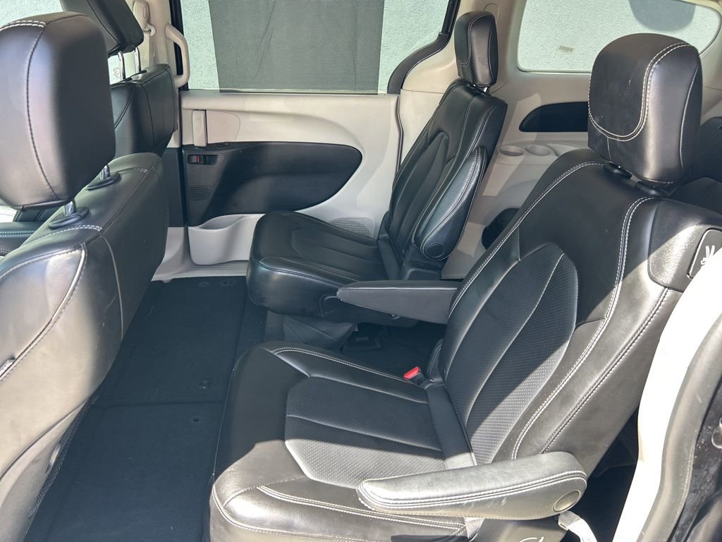 Used 2023 Chrysler Pacifica Touring-L image 11