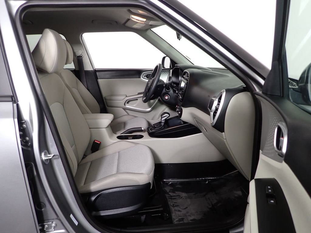 Used 2025 Kia Soul LX w/ LX Technology Package FWD image 42