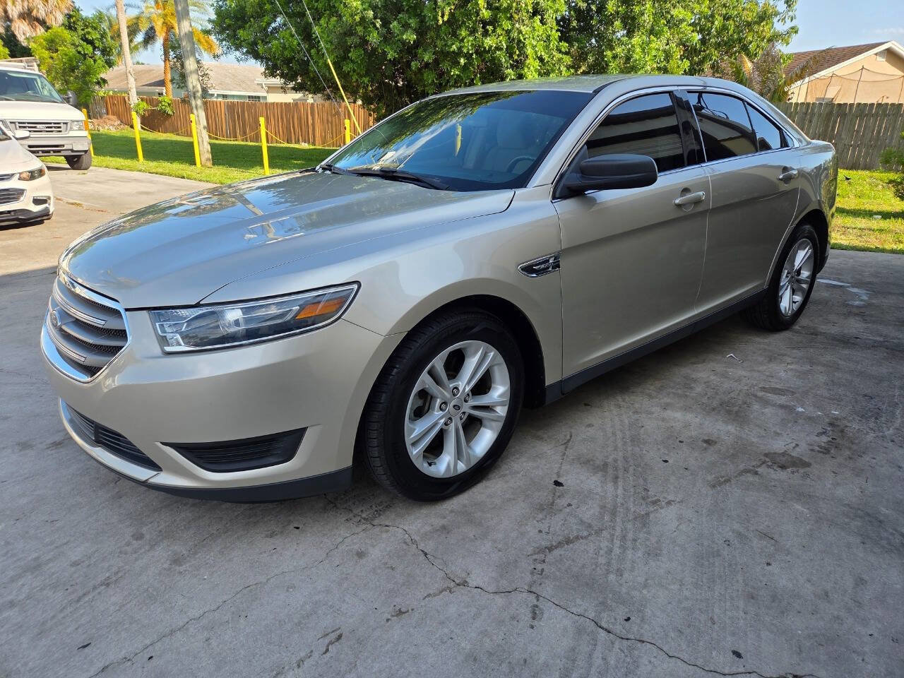 Used 2018 Ford Taurus SE FWD image 3