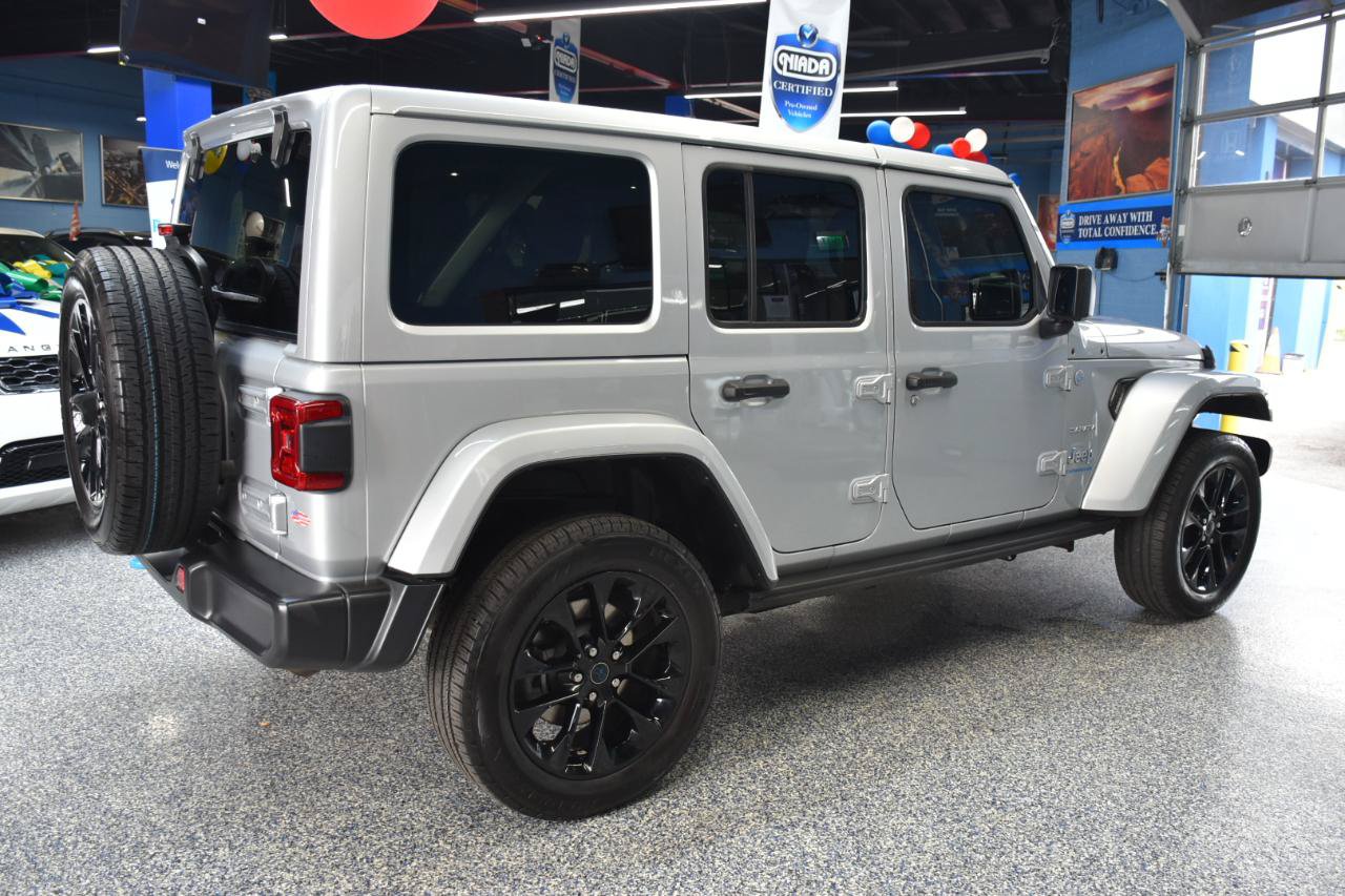 Used 2024 Jeep Wrangler Unlimited Sahara w/ Technology Group AWD/4WD image 3