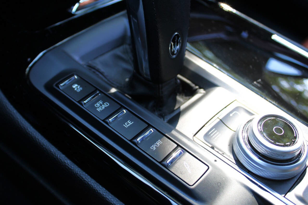 Used 2020 Maserati Levante image 32