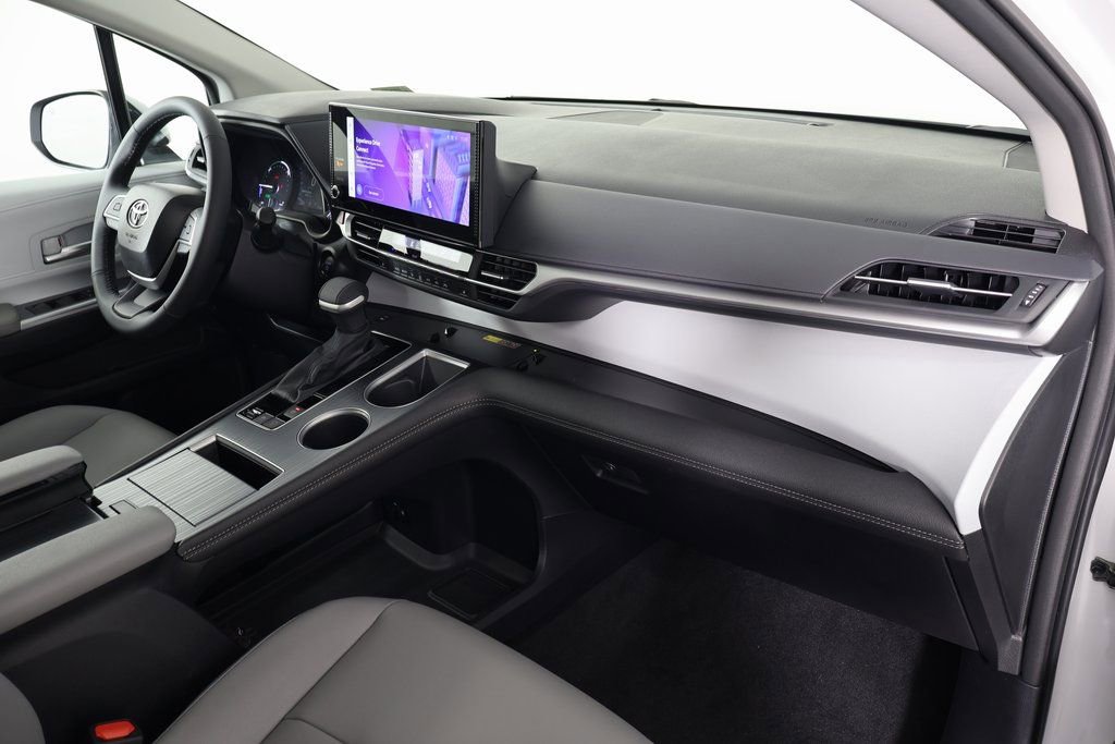 Used 2026 Toyota Sienna XLE FWD image 9