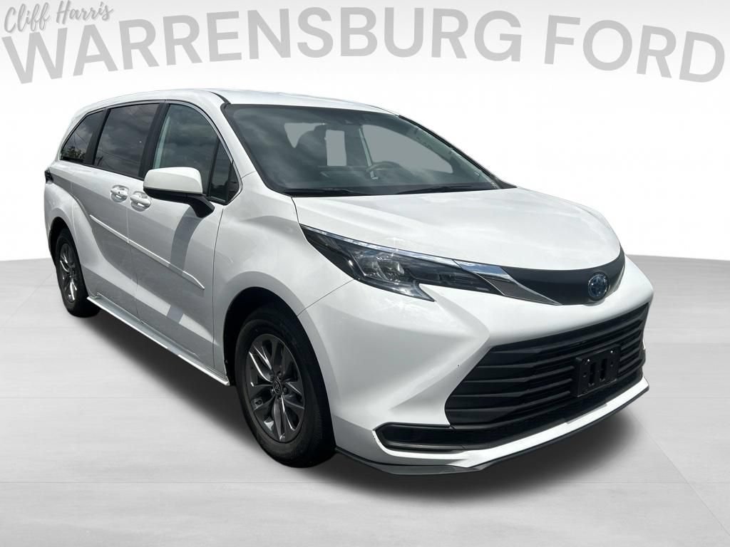Used 2025 Toyota Sienna LE
