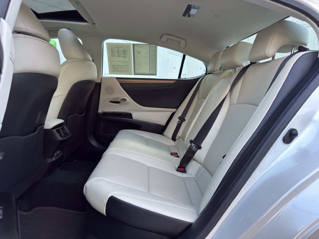 Certified 2024 Lexus ES 300h w/ Premium Package FWD image 18