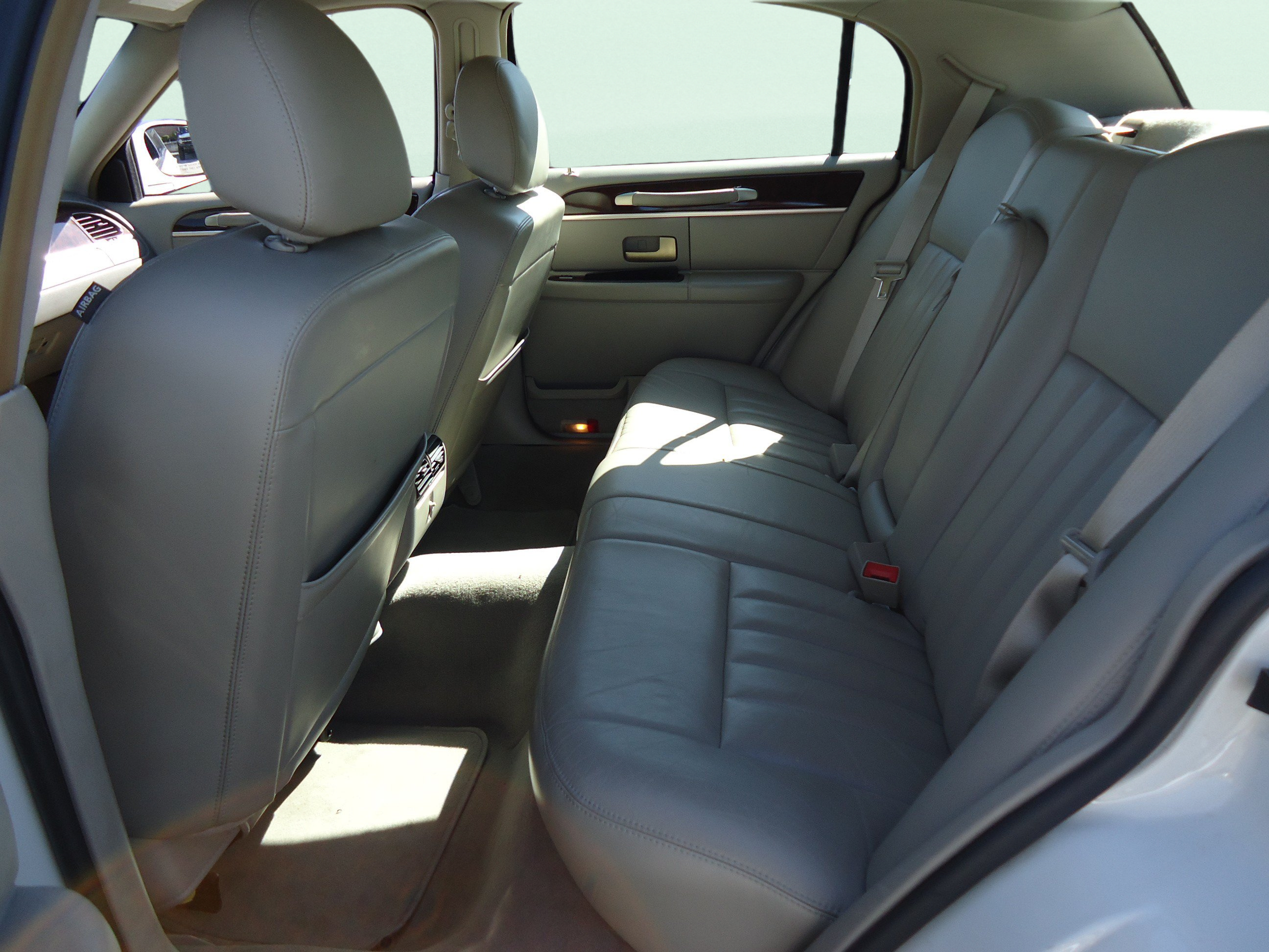Used 2006 Lincoln Town Car Signature RWD image 24