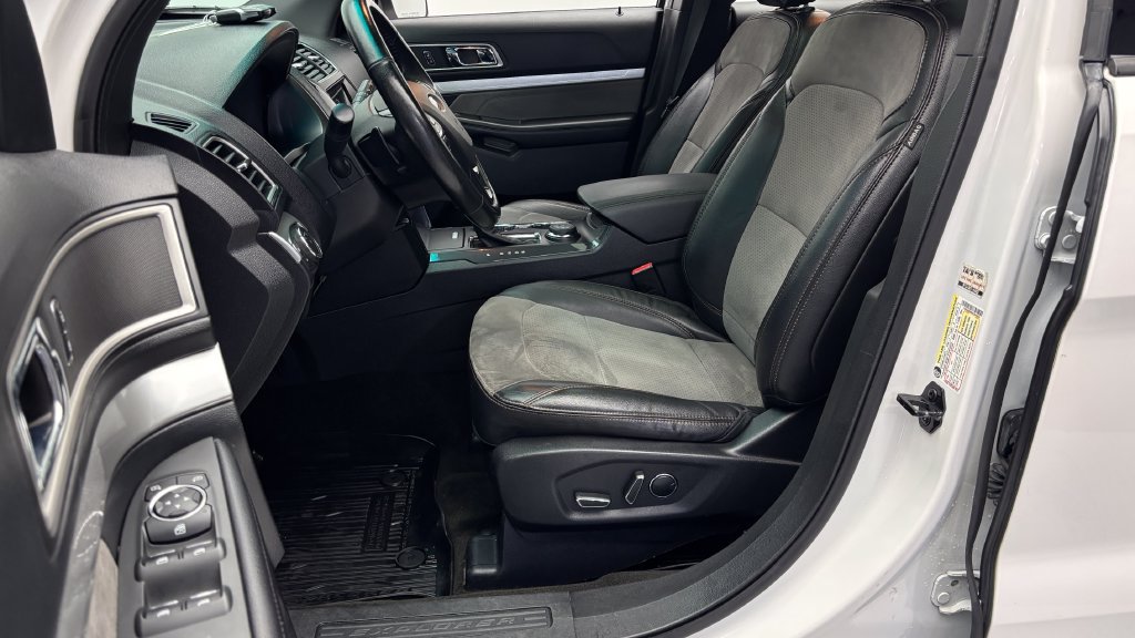 Used 2017 Ford Explorer XLT w/ Equipment Group 202A AWD/4WD image 12