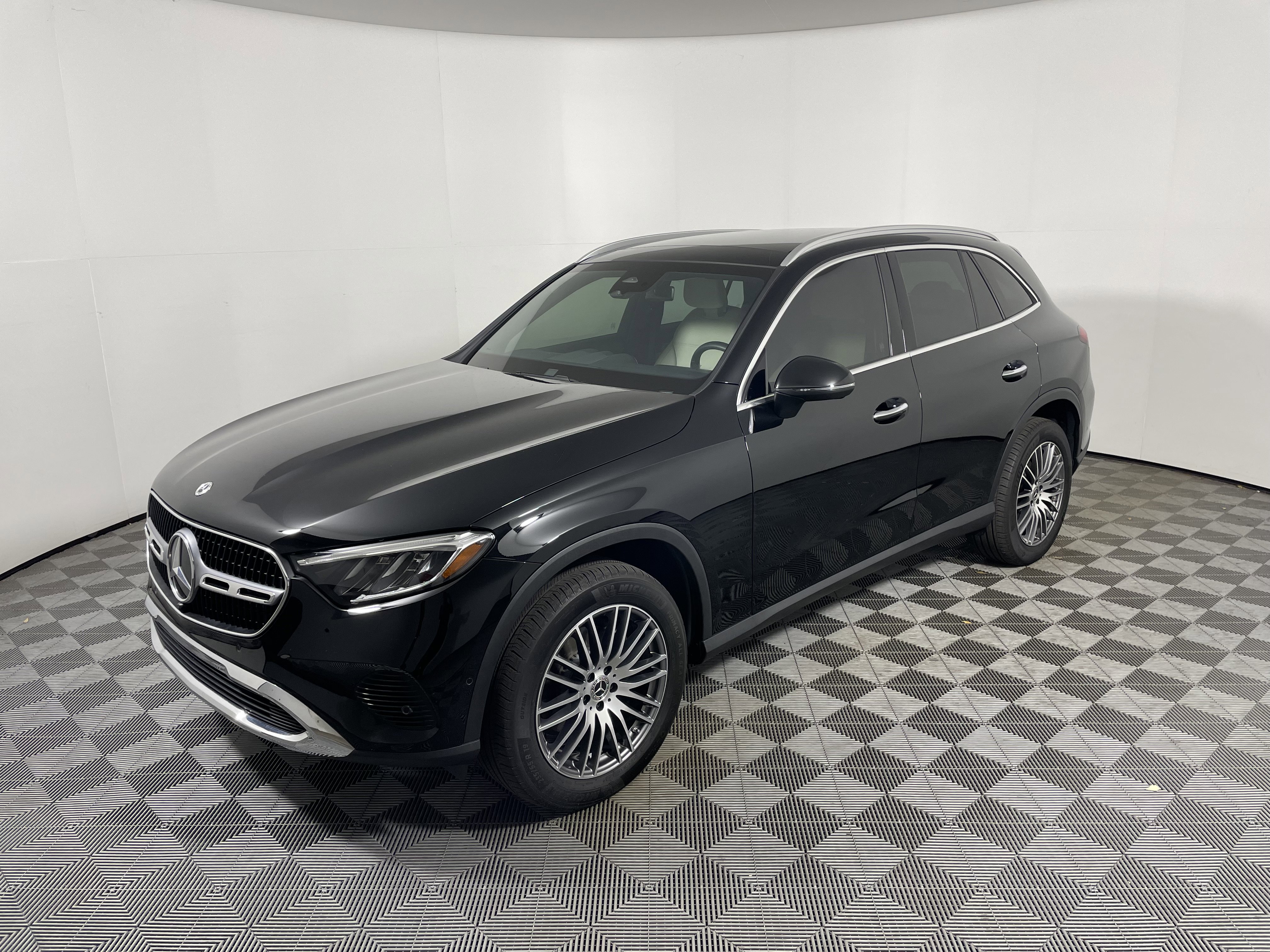 Used 2024 Mercedes-Benz GLC 300 4MATIC image 9