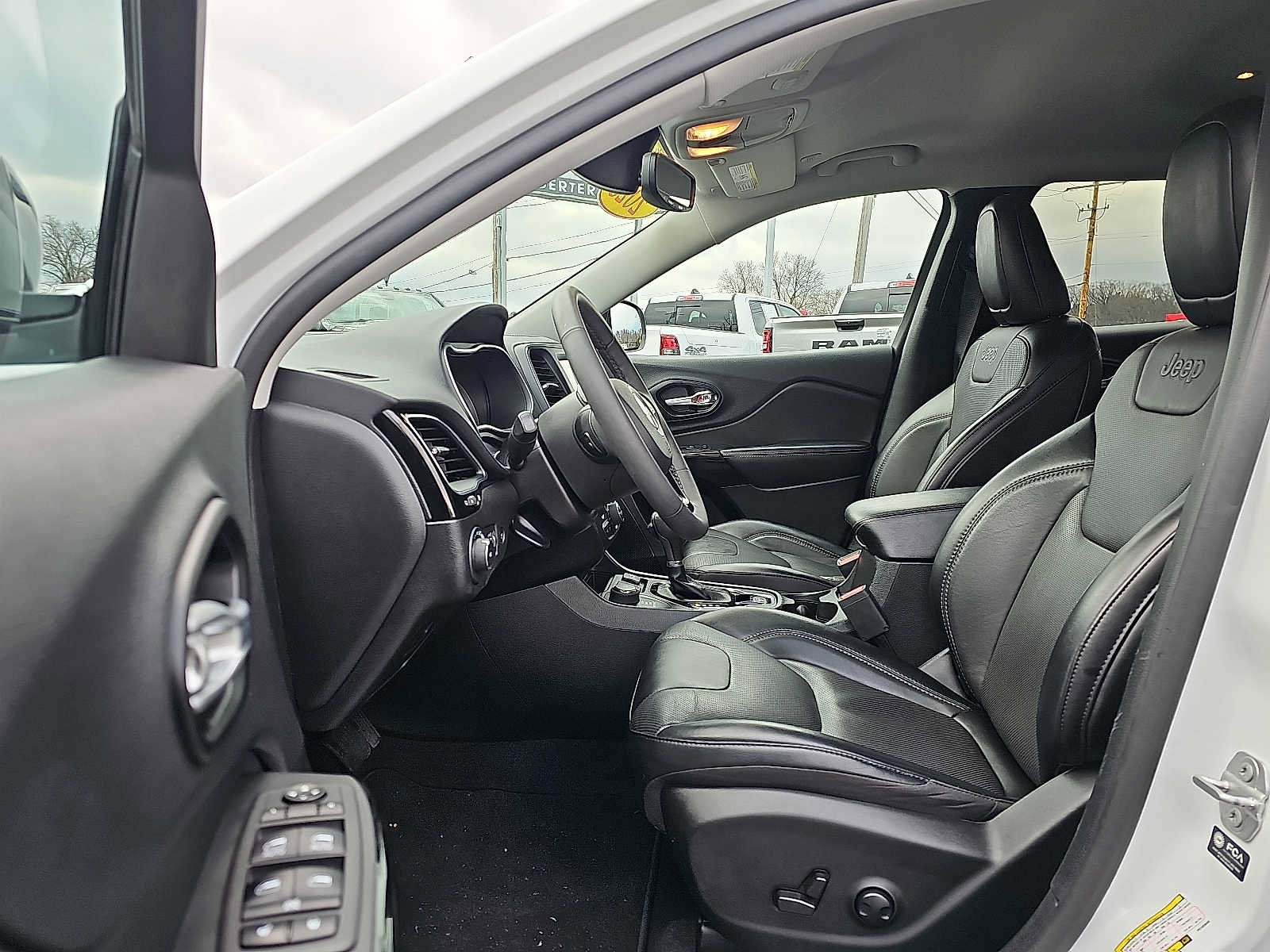 Used 2023 Jeep Cherokee Altitude Lux image 14