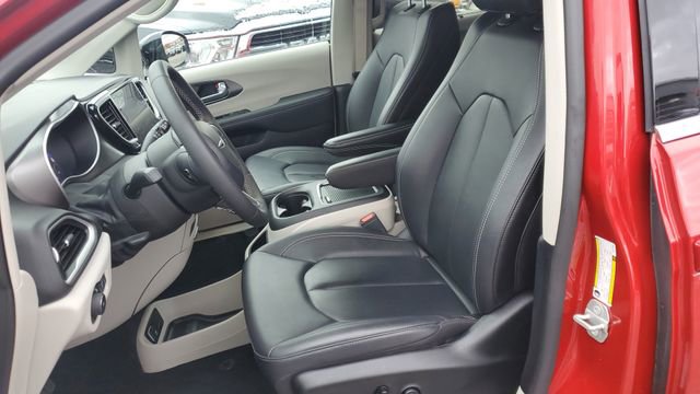 Certified 2024 Chrysler Pacifica Touring-L image 21