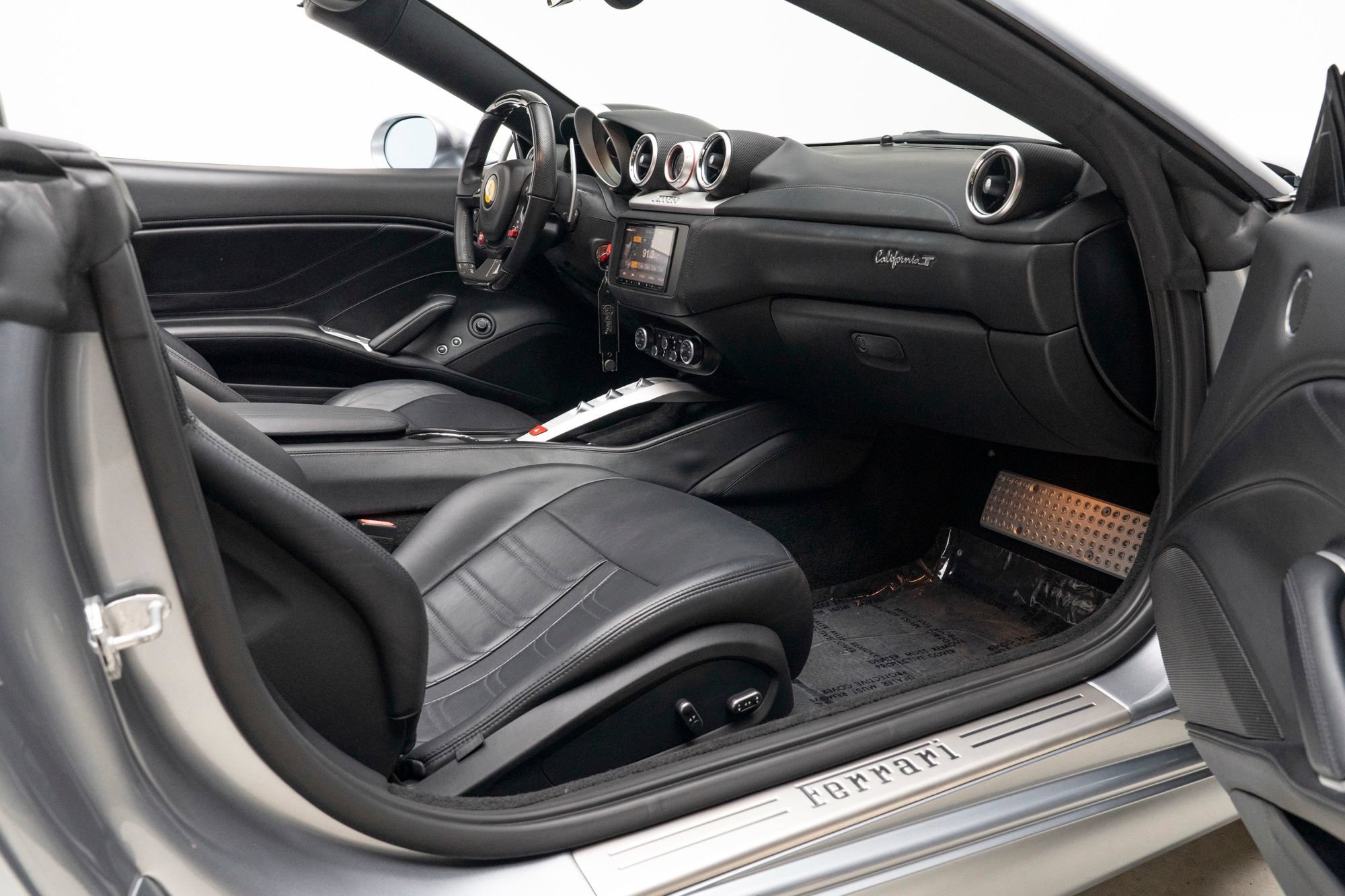 Used 2016 Ferrari California T RWD image 40