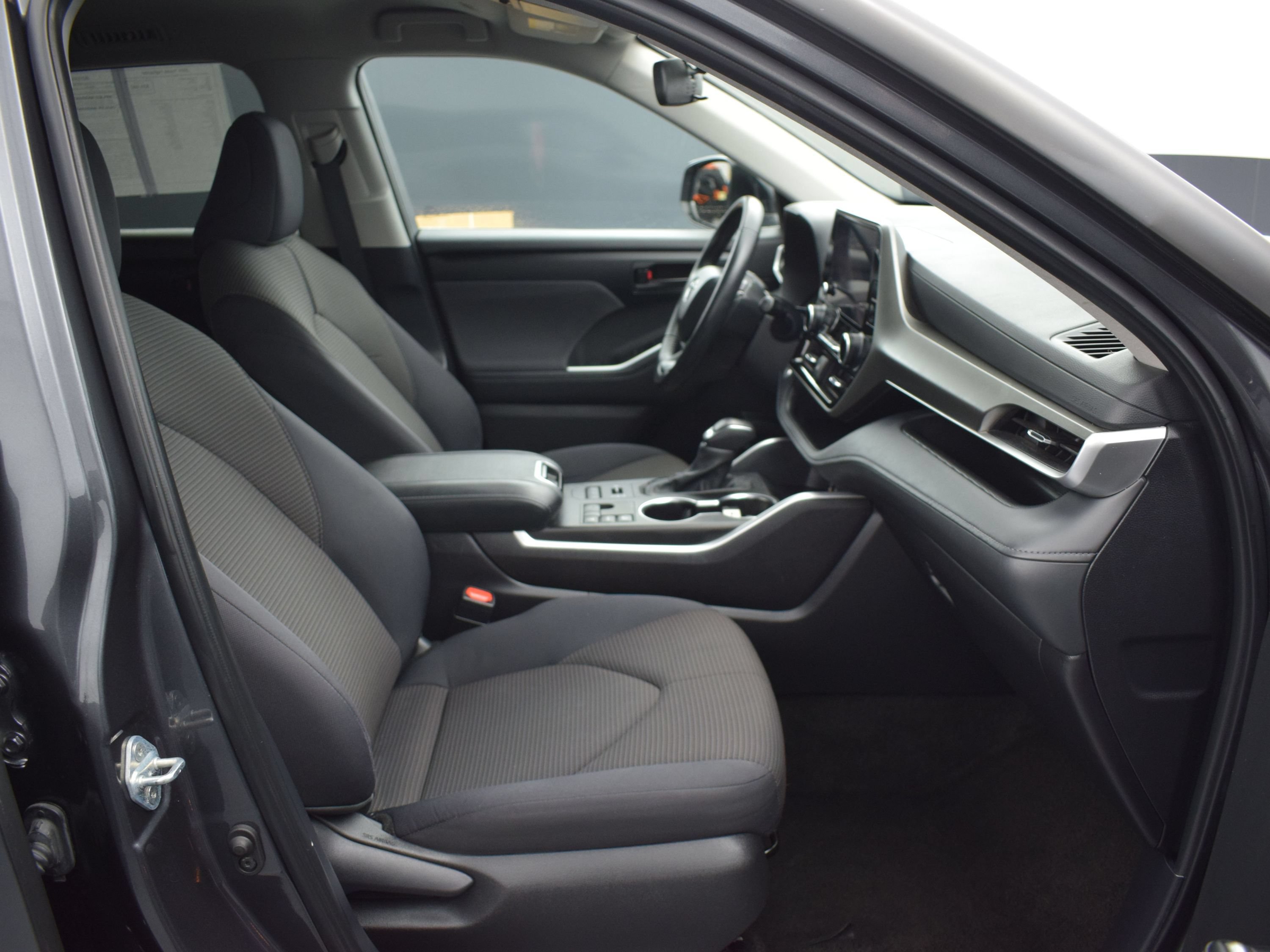Used 2024 Toyota Highlander LE AWD/4WD image 10