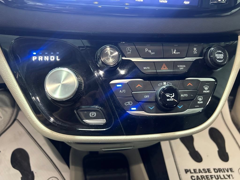 Used 2024 Chrysler Pacifica Touring-L FWD image 27