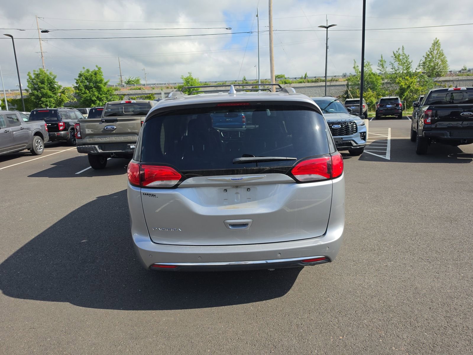 Used 2018 Chrysler Pacifica Touring-L FWD image 3