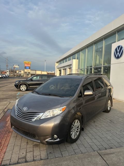 Used 2017 Toyota Sienna XLE image 16