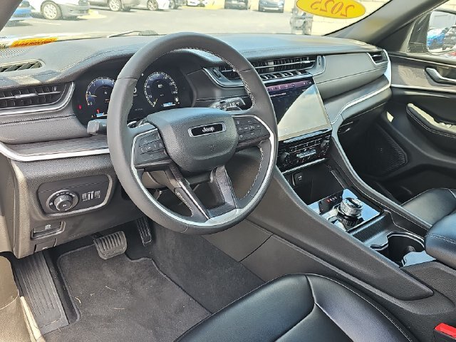 Used 2025 Jeep Grand Cherokee Limited AWD/4WD image 16