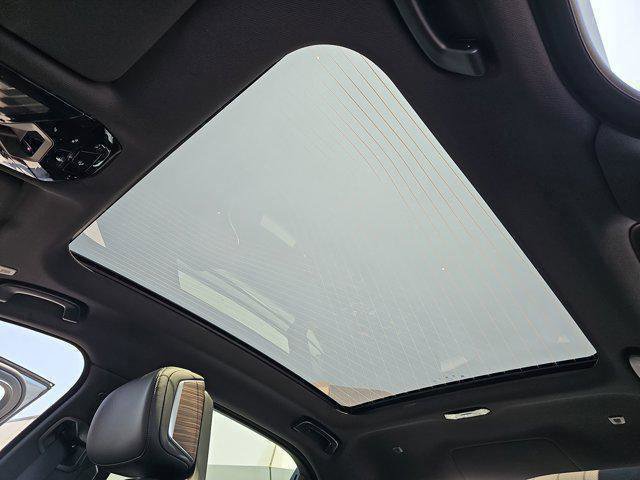 New 2025 BMW 750e xDrive w/ Premium Package image 30