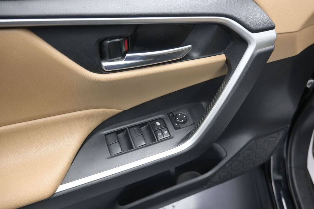 Used 2020 Toyota RAV4 XLE w/ Convenience Package FWD image 10