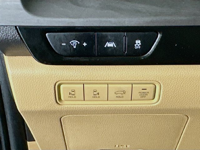 Used 2024 Kia Carnival EX FWD image 12