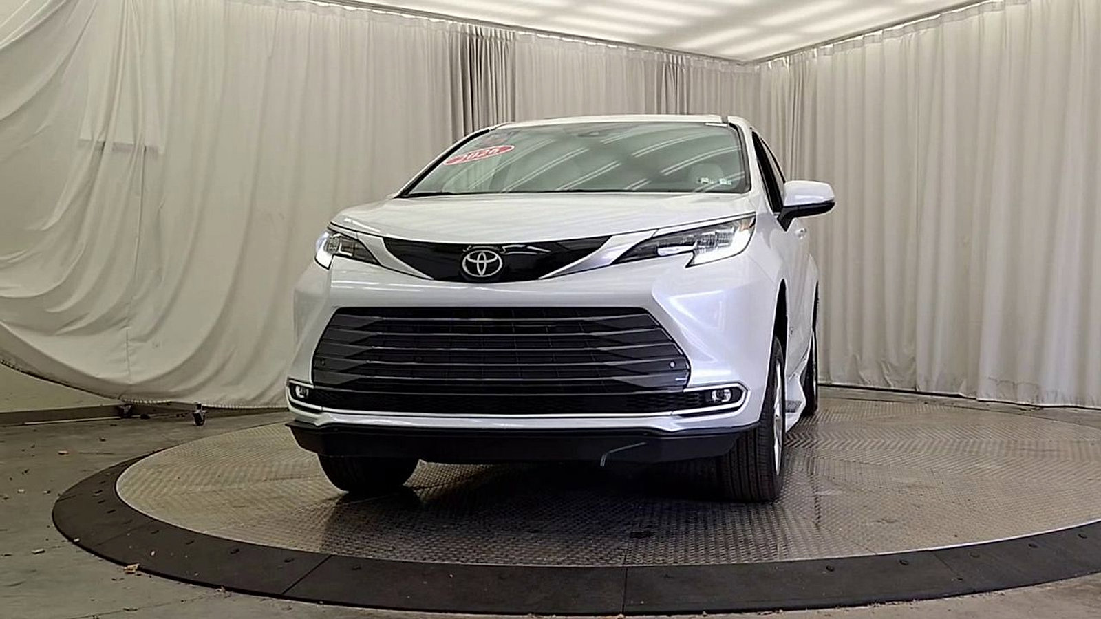 Used 2026 Toyota Sienna Limited FWD image 4