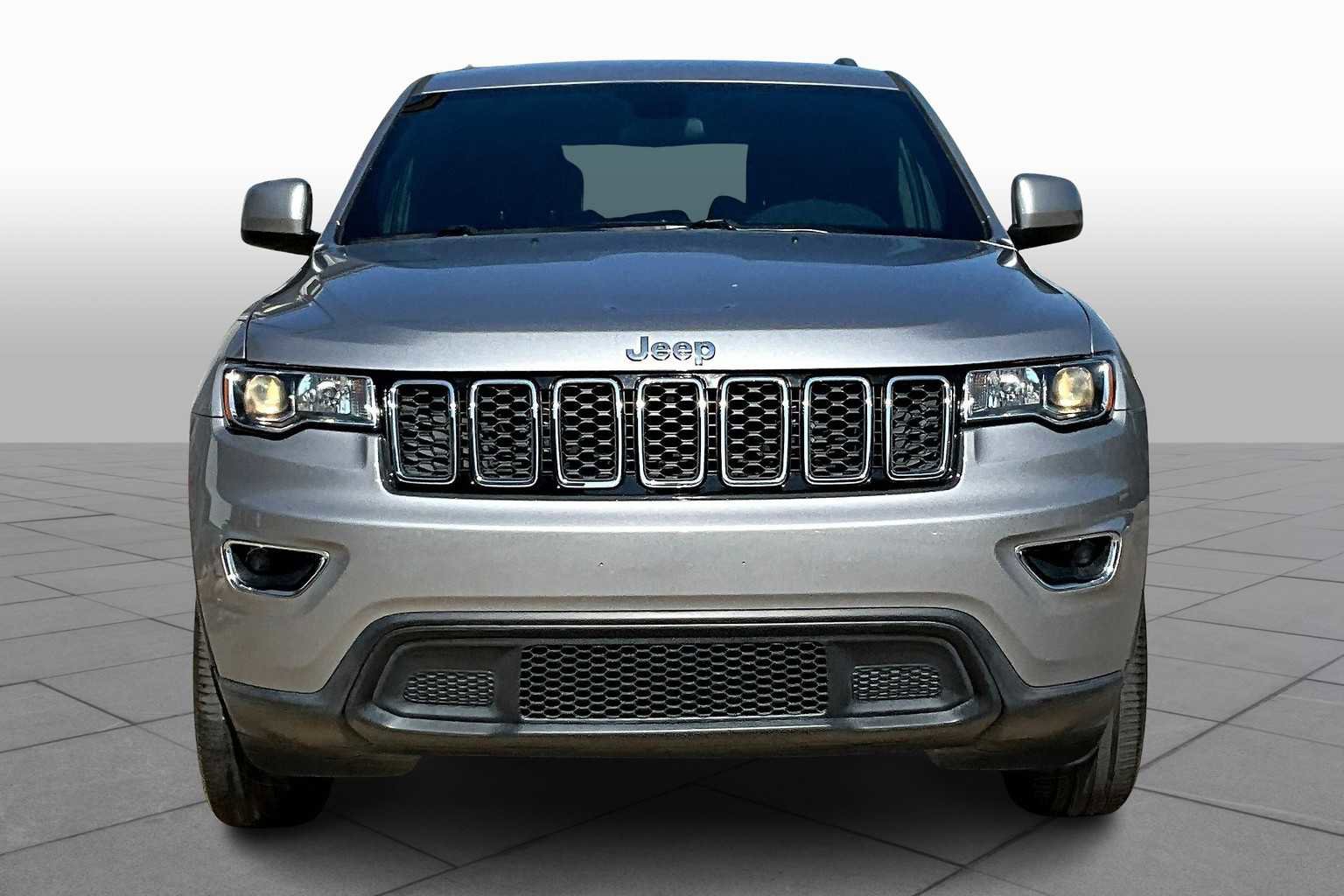Used 2021 Jeep Grand Cherokee Laredo image 3