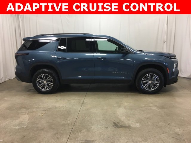 Used 2025 Chevrolet Traverse LT image 2