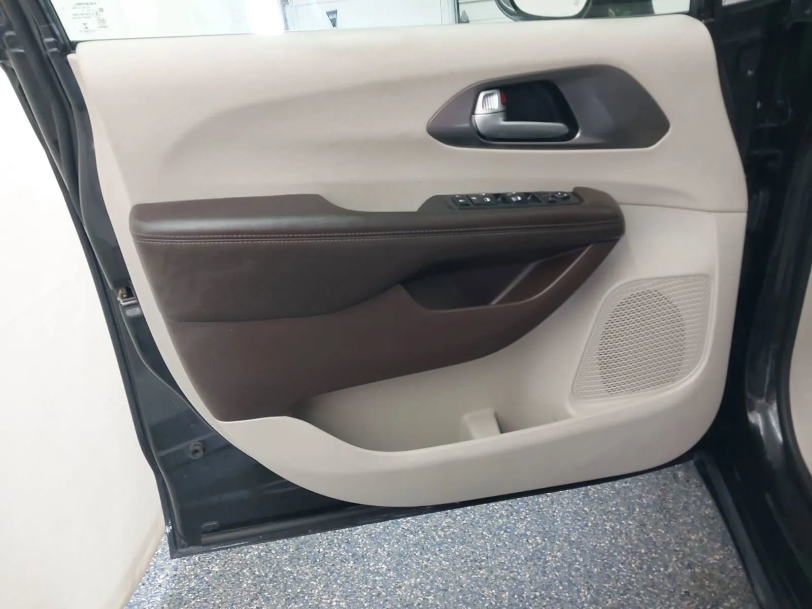 Used 2017 Chrysler Pacifica Touring-L image 21