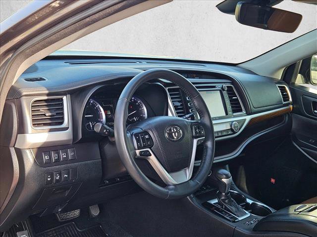 Used 2017 Toyota Highlander Limited Platinum AWD/4WD image 10
