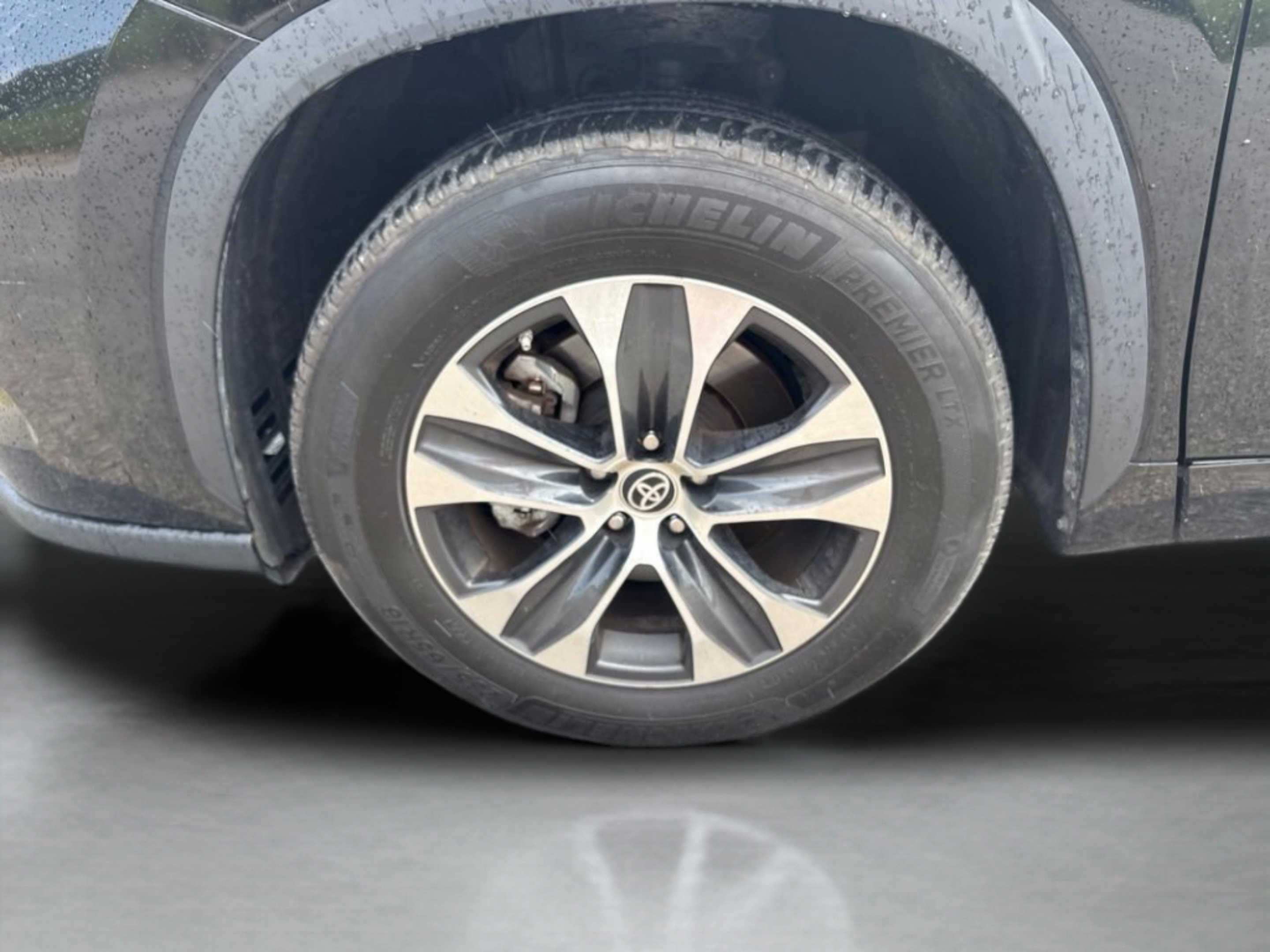 Used 2024 Toyota Highlander XLE FWD image 22