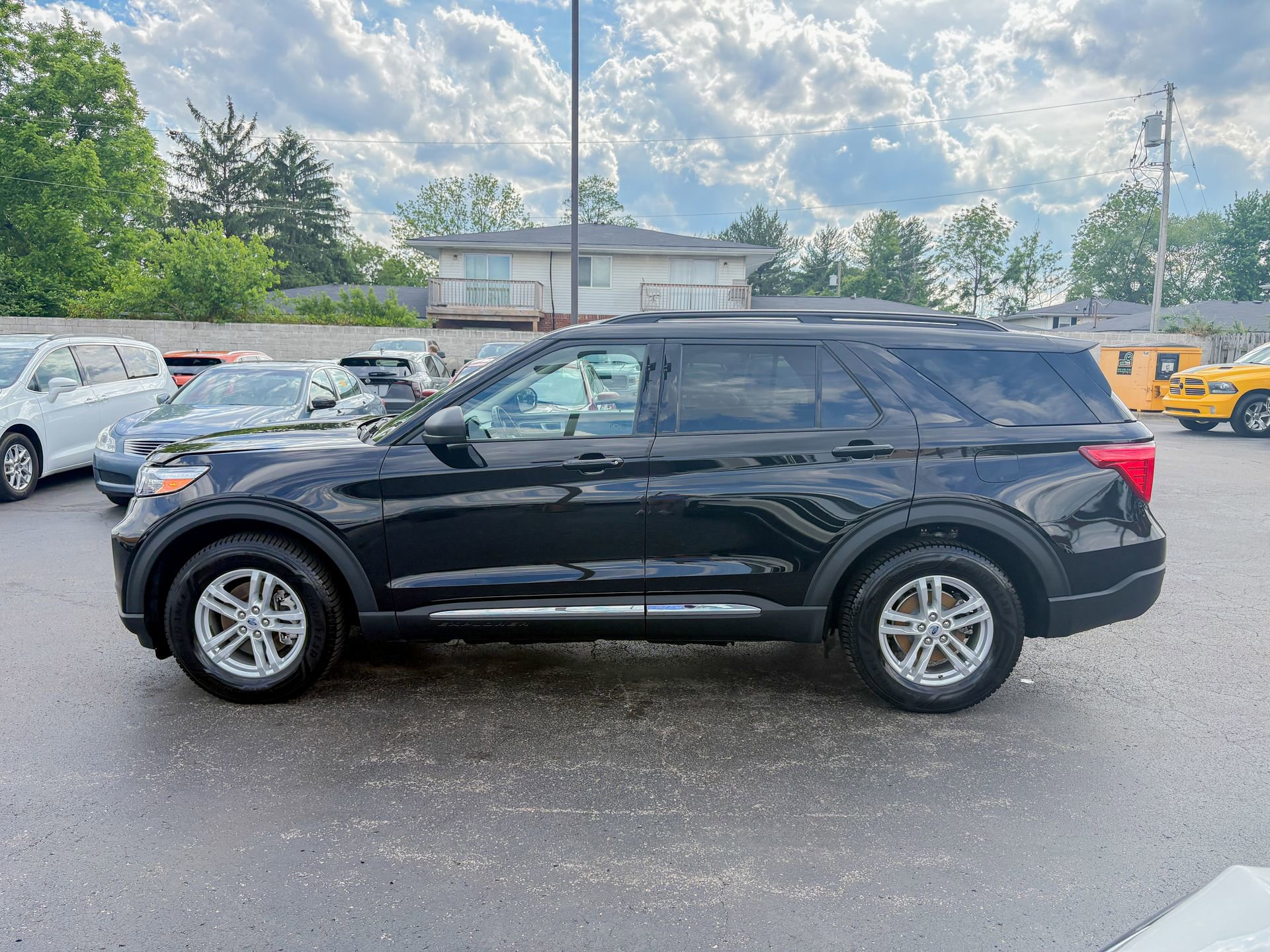 Used 2022 Ford Explorer XLT w/ Equipment Group 202A AWD/4WD image 9