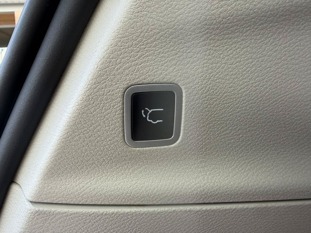 Used 2023 Chrysler Pacifica Touring-L FWD image 7