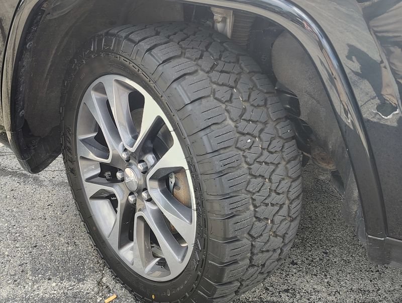 Used 2017 Jeep Grand Cherokee Overland AWD/4WD image 3