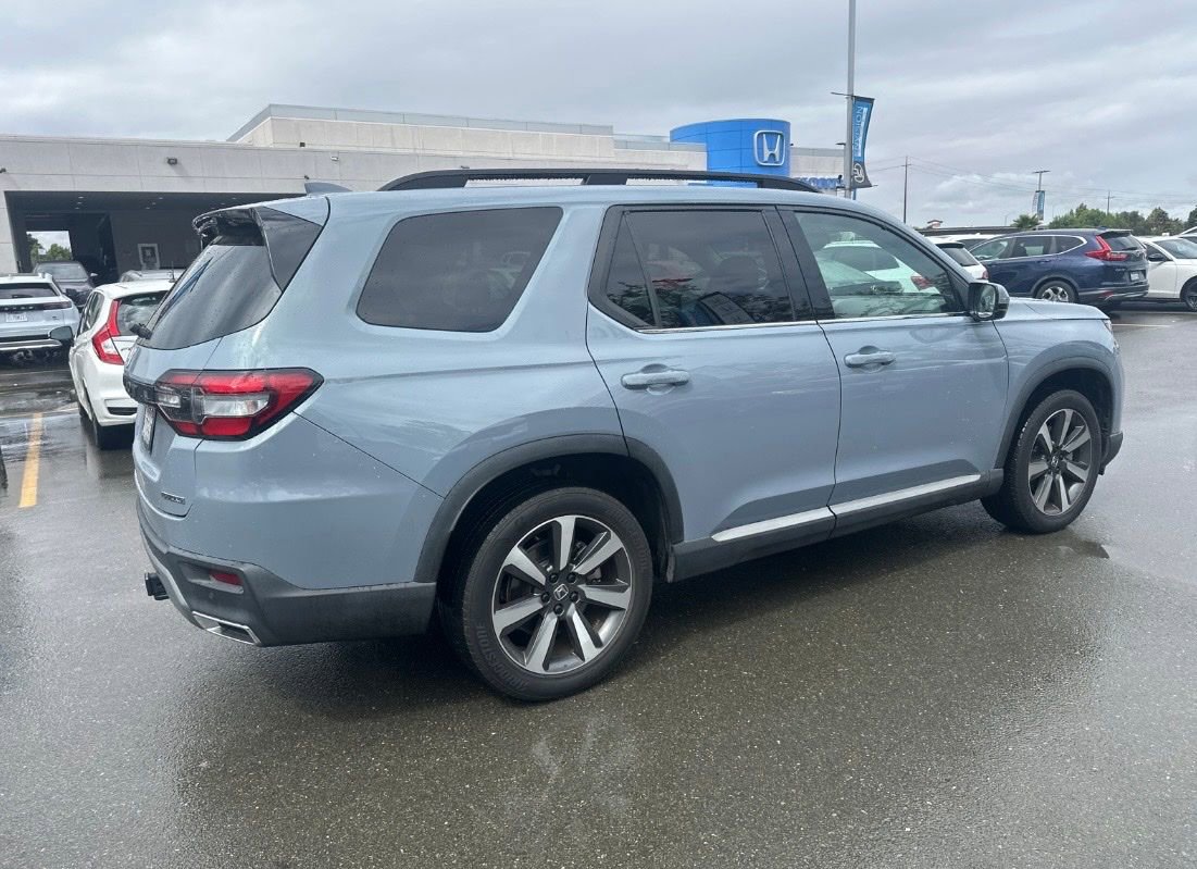 Used 2024 Honda Pilot Touring image 3