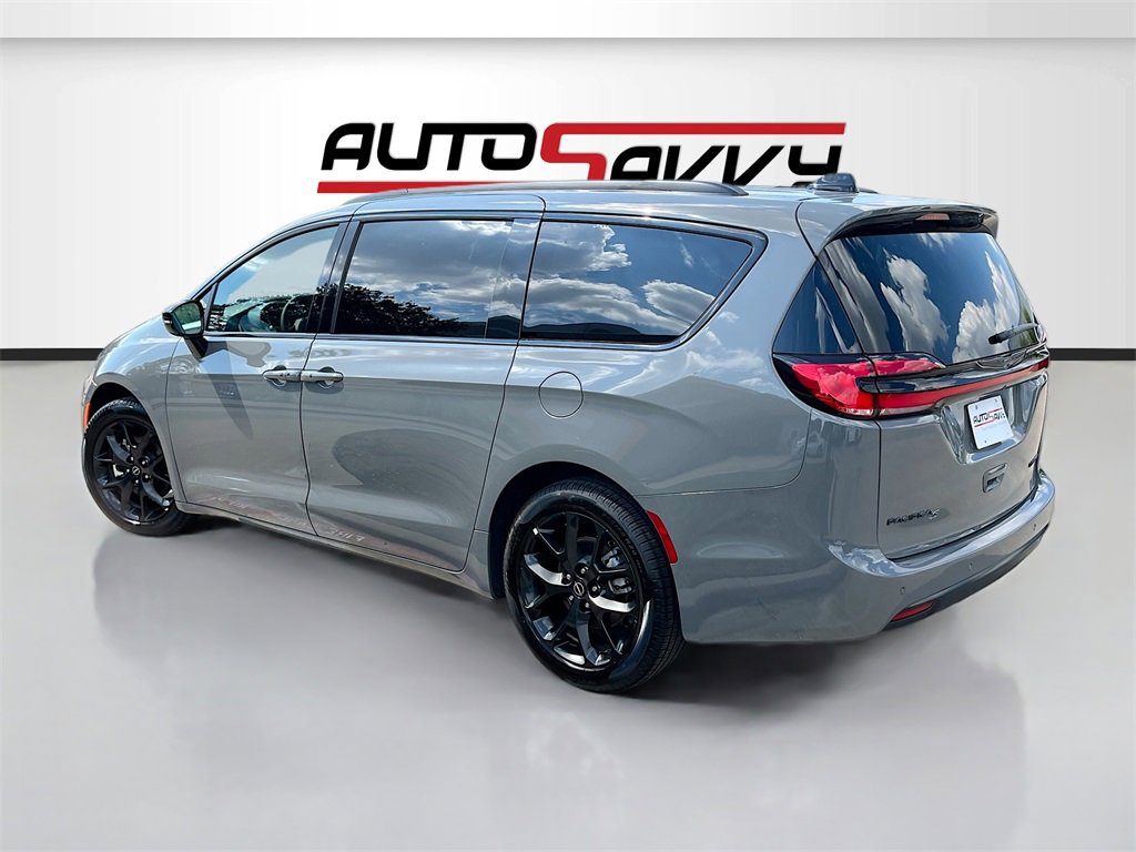 Used 2025 Chrysler Pacifica Limited image 5